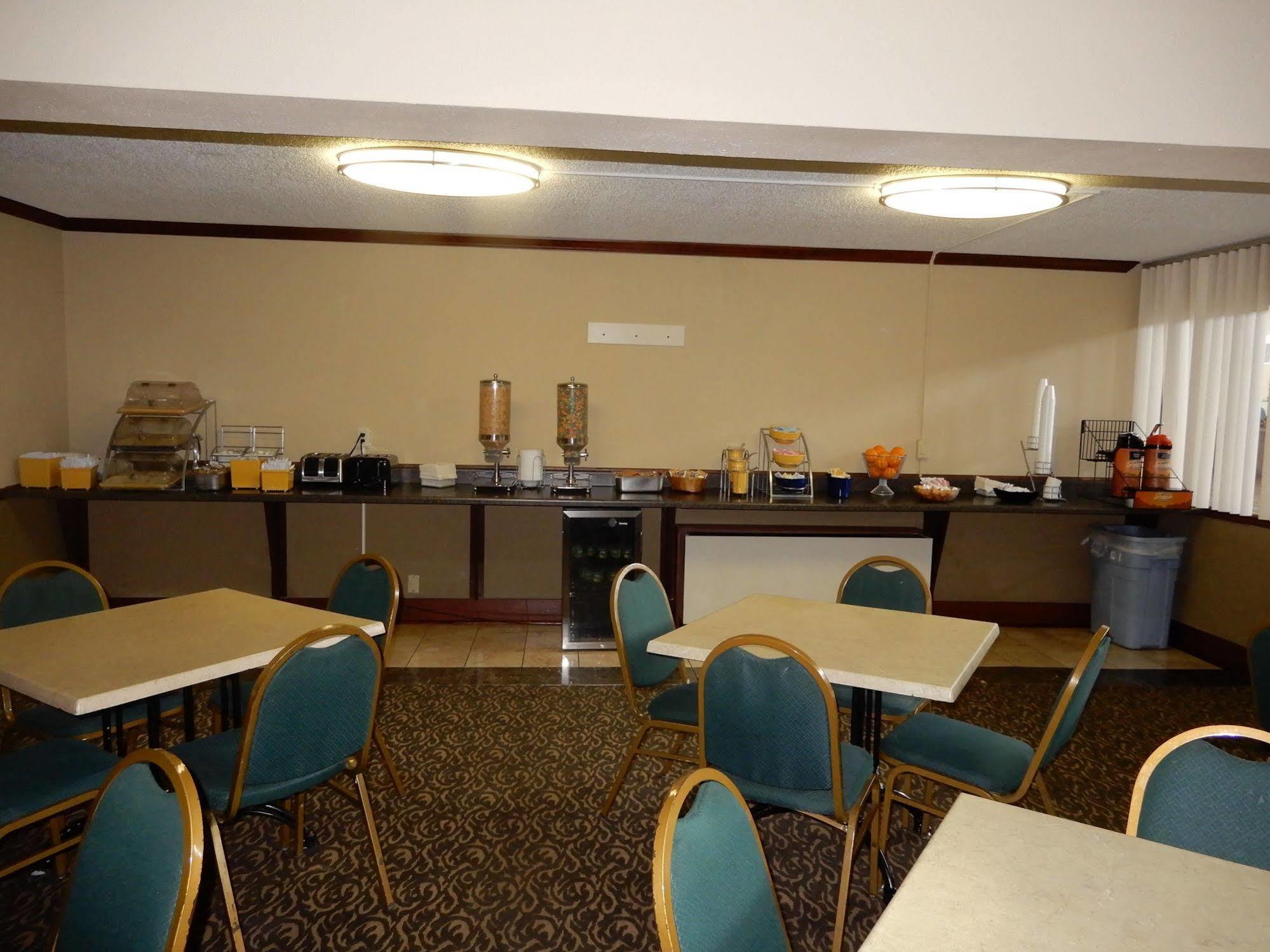 Clarion Hotel Milwaukee Airport エクステリア 写真